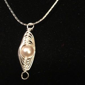 Wire twist Akoya pearl pendant
